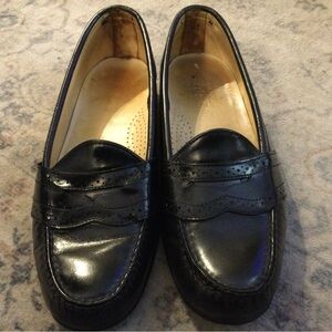 Classic Black Leather Loafers for Men in Size 10.5